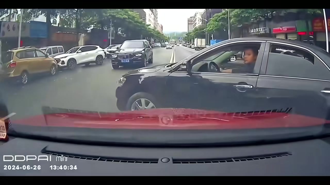 这司机高低得下车笑二十分钟
