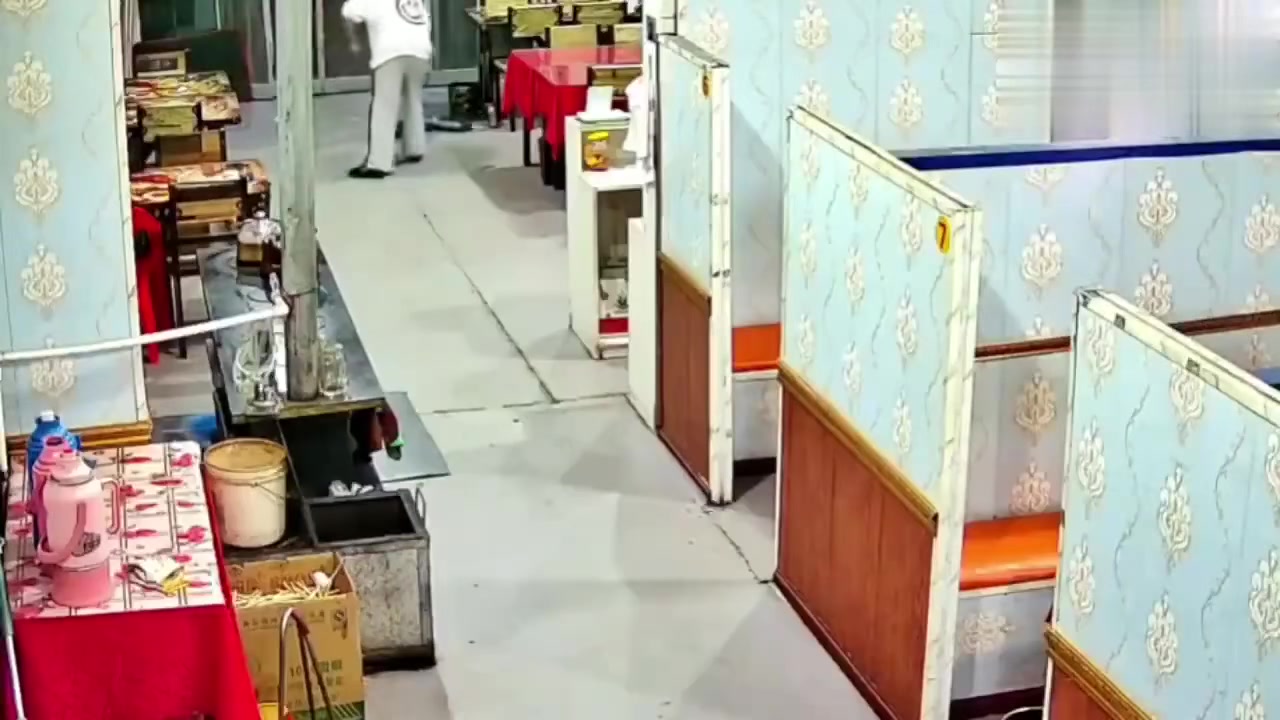 这帮来火锅店消费的“客人”给老板吓得屁滚尿流啊