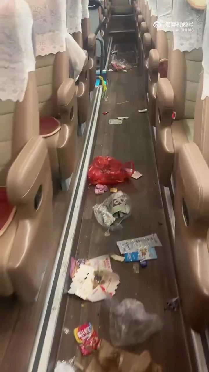 东北一大巴车的车主吐槽南方小土豆乱扔垃圾