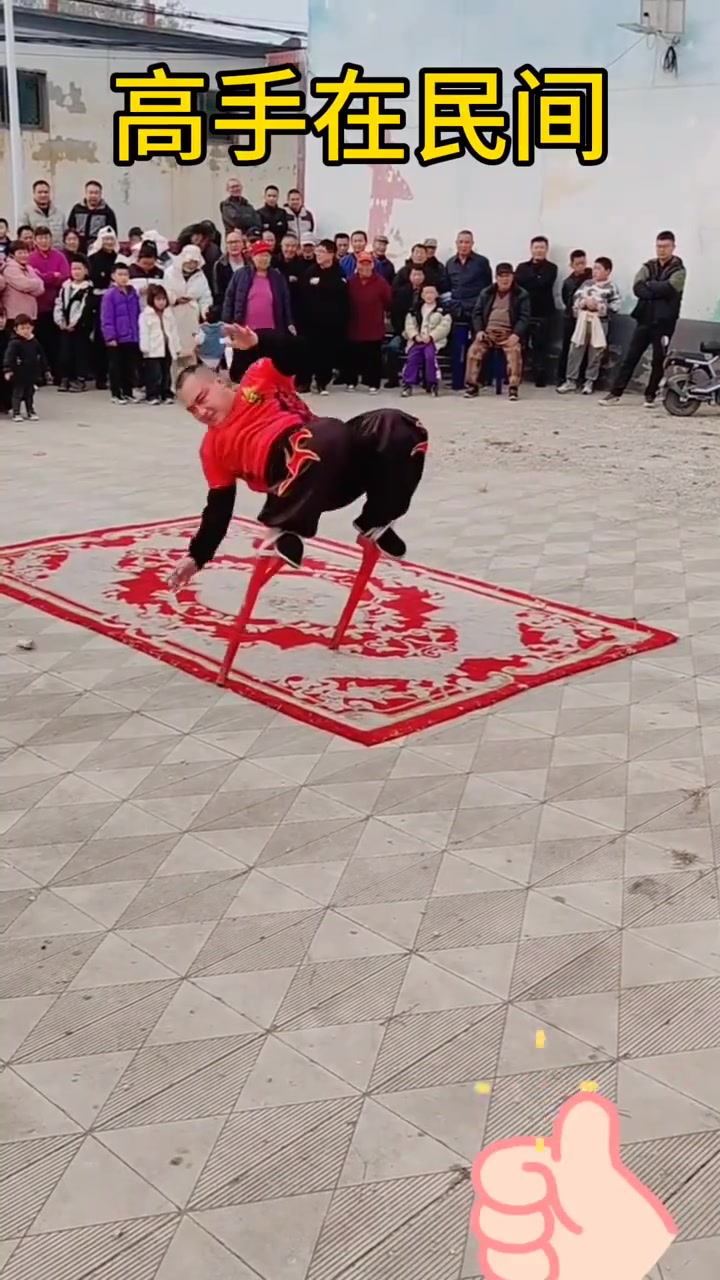 男子挑战高难度动作，路人赞叹，高手在民间