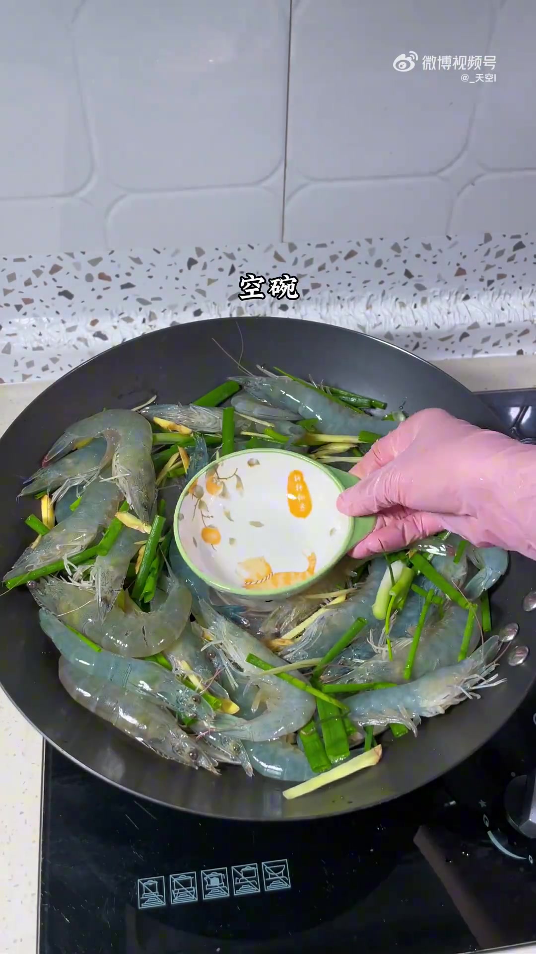 这才是白灼大虾的正确做法，虾肉Q弹紧实，原汁原味