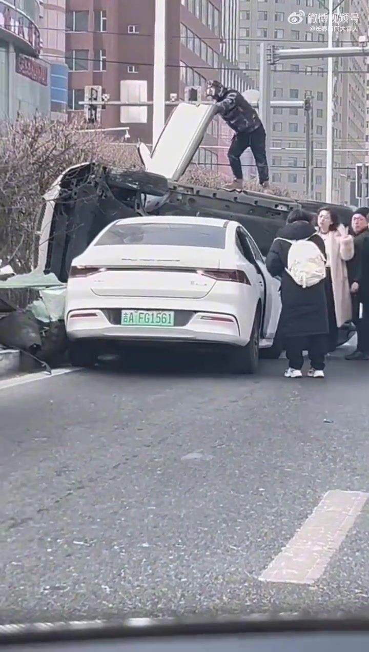 路上车辆被撞翻，记录仪还原全过程