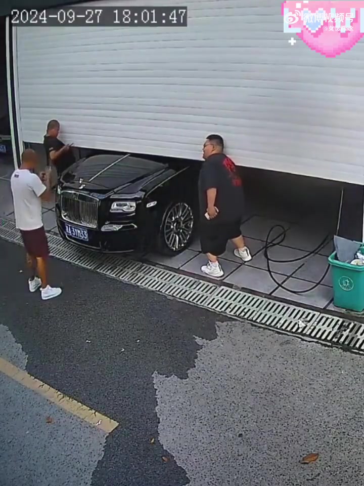 老板：把我手夹了，都不能把客人的劳斯莱斯夹了