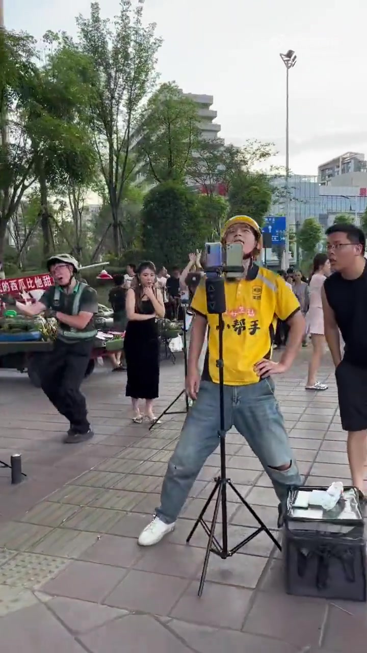 这么多人喜欢当街拉屎呢