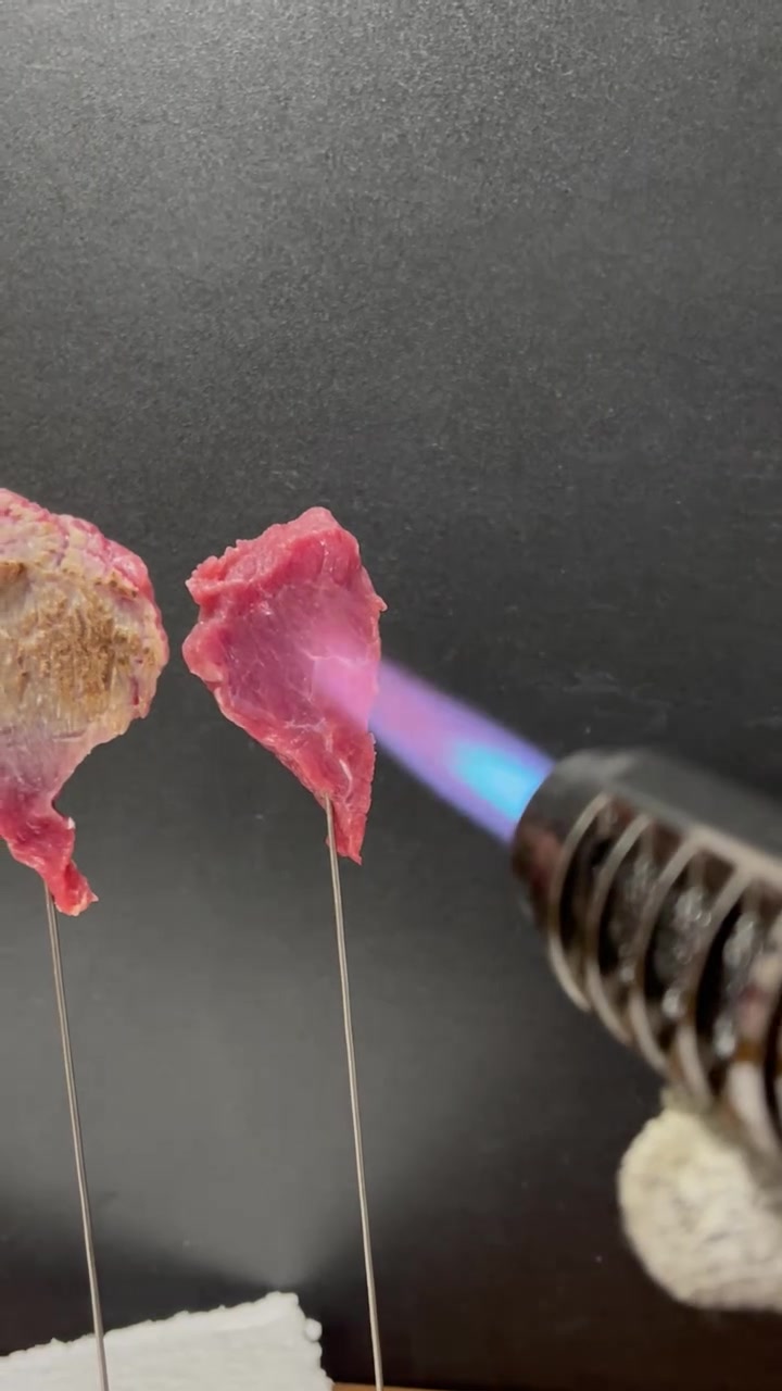 用大功率打火机烧牛肉，真想帮他翻个面