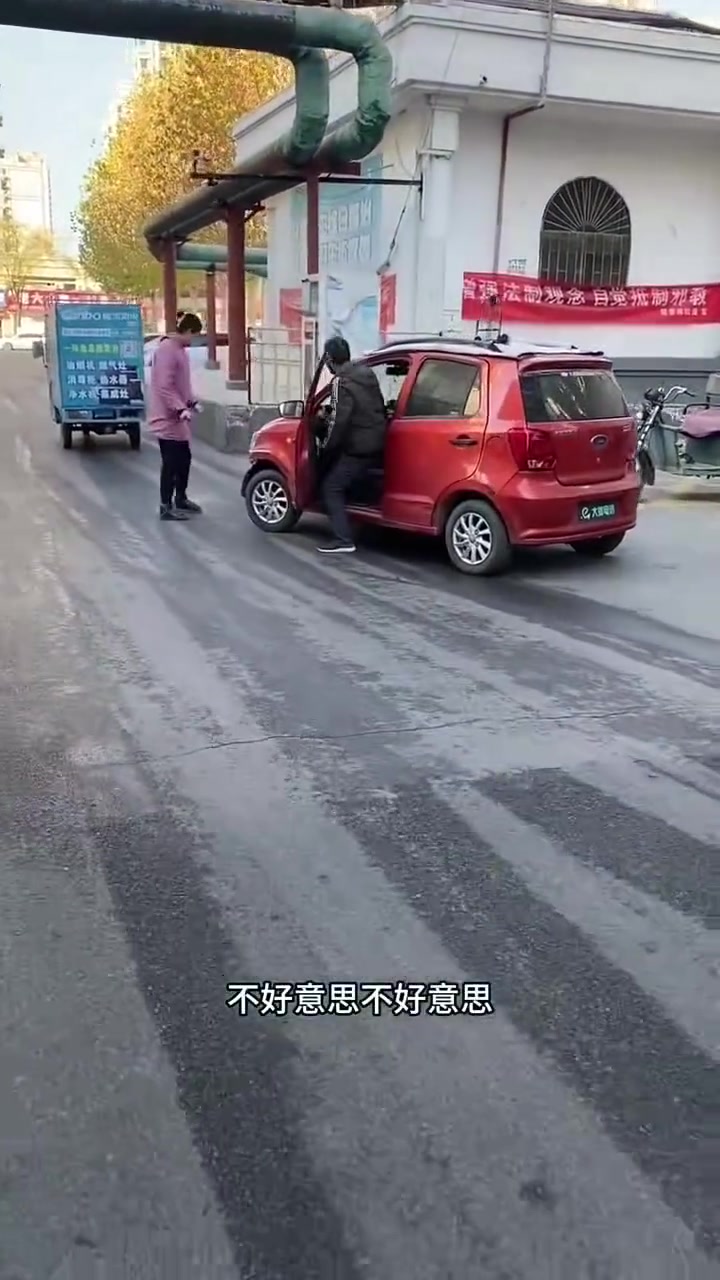 三轮车直行桥车撞了人家，然后没有办法只能让人家走