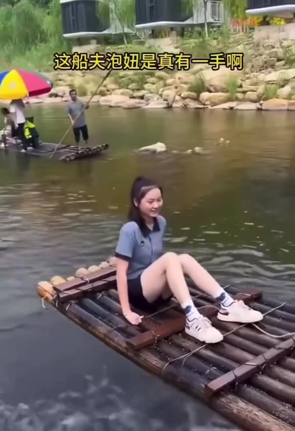妹妹真坐了船头！船夫也真泡了妞！