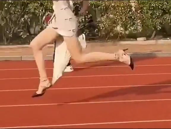 小姐姐穿旗袍跑百米这么拼啊摔这一跤看着就痛