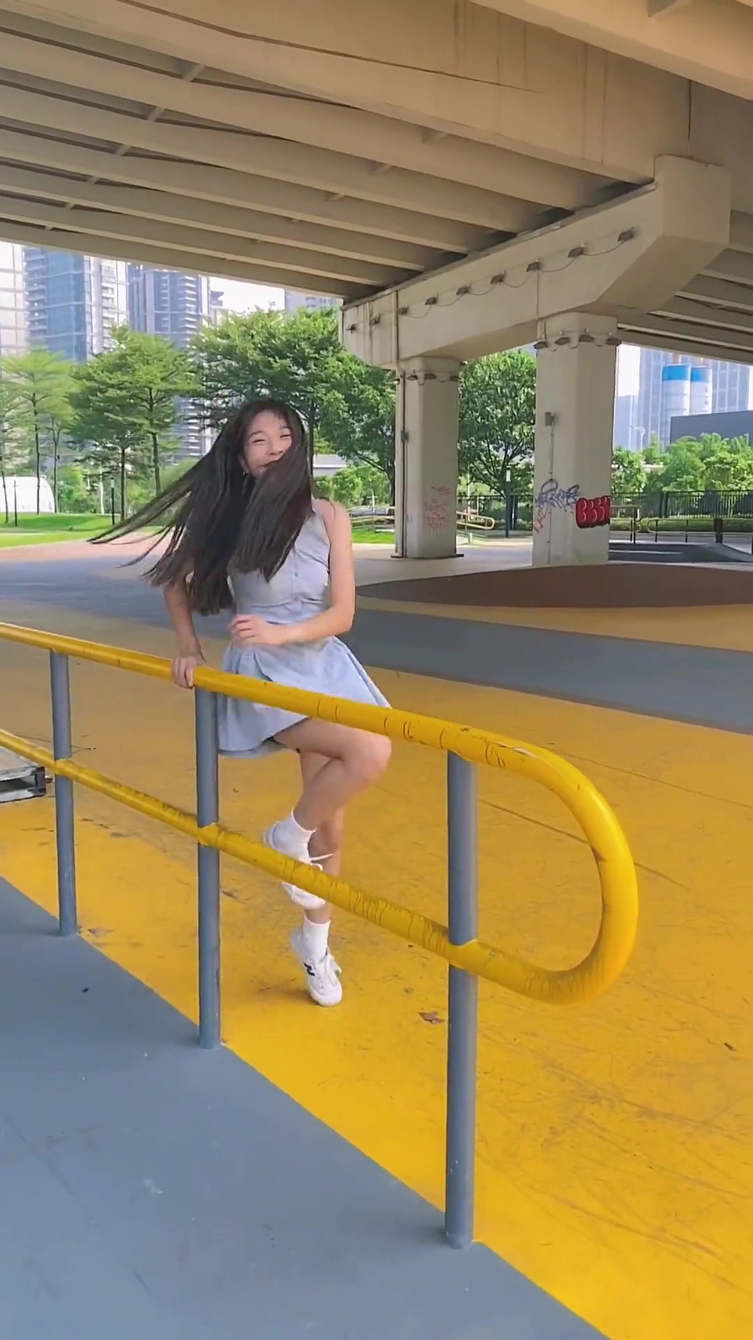 又纯又欲的小姐姐秀一手翻栏杆，下来那一瞬间太酷了！