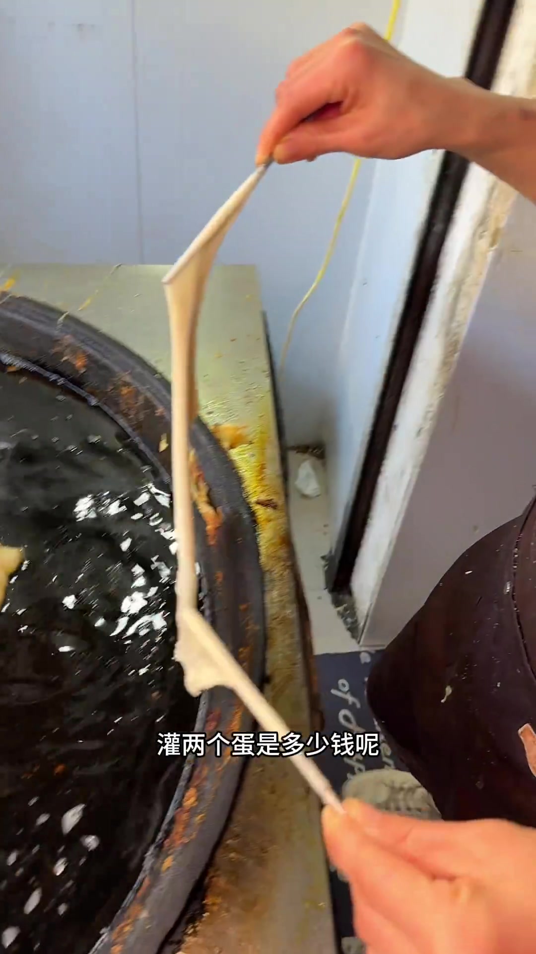 开封特色：油条灌鸡蛋，路边摊美味