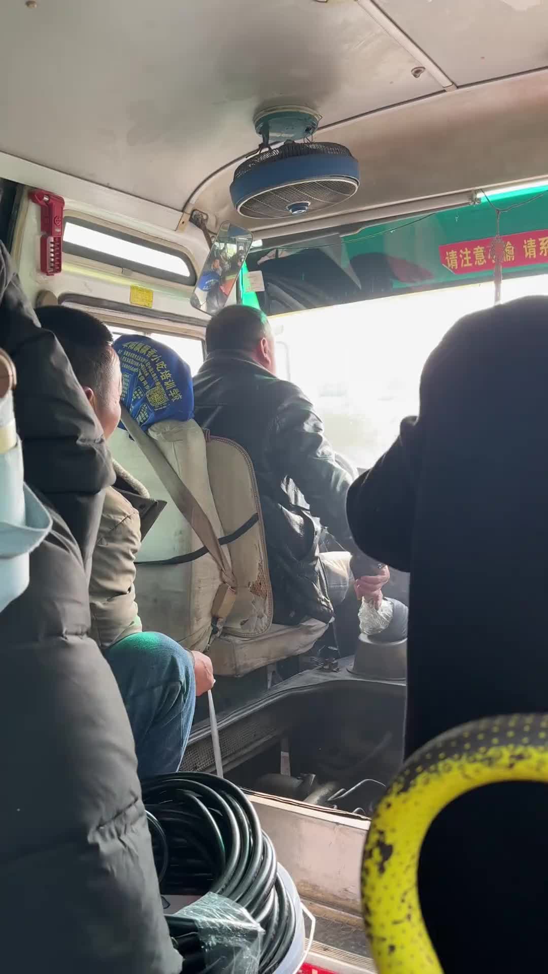 油门线断了一位好心人出的主意拉着油门线，这就是命悬一线