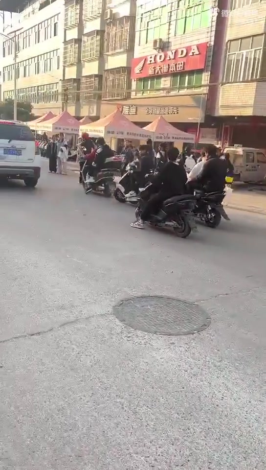 两个叔叔都拿鬼火少年没办法，以为跑掉就没事了吗