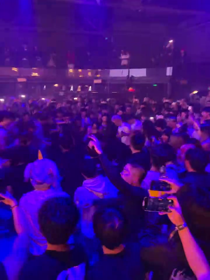 台下明明这么挤但硬是在三秒内给他腾出来快空地