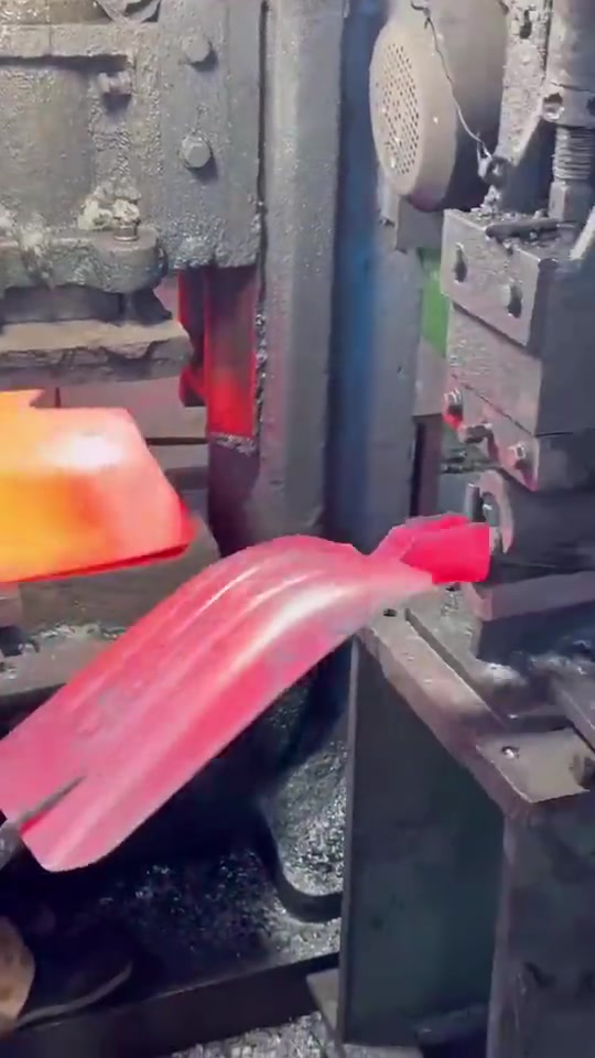 铁锹的制作全过程，它出来的时候为啥这么红