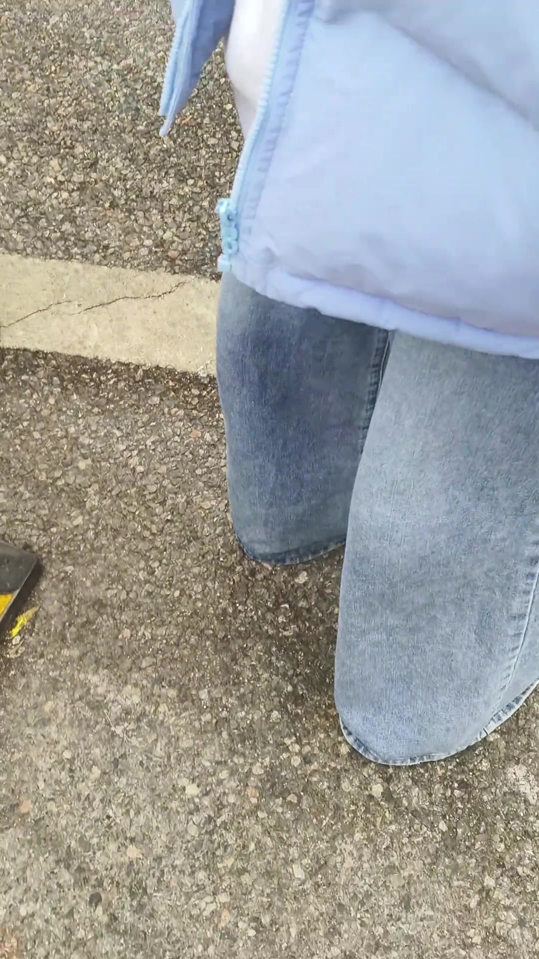 小姐姐的裤子穿着像美脚，给闺蜜笑惨了！！！