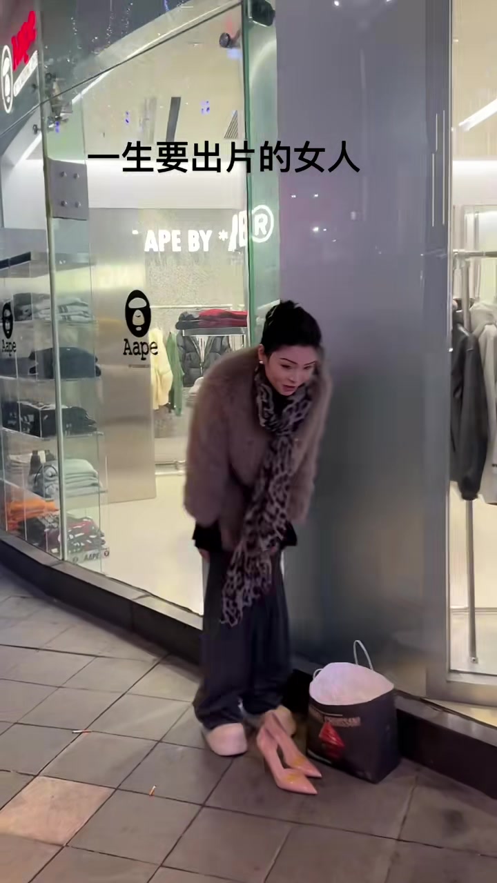 美女为出片当街换裤子黑丝和长裤的差距一下子凸显出来了