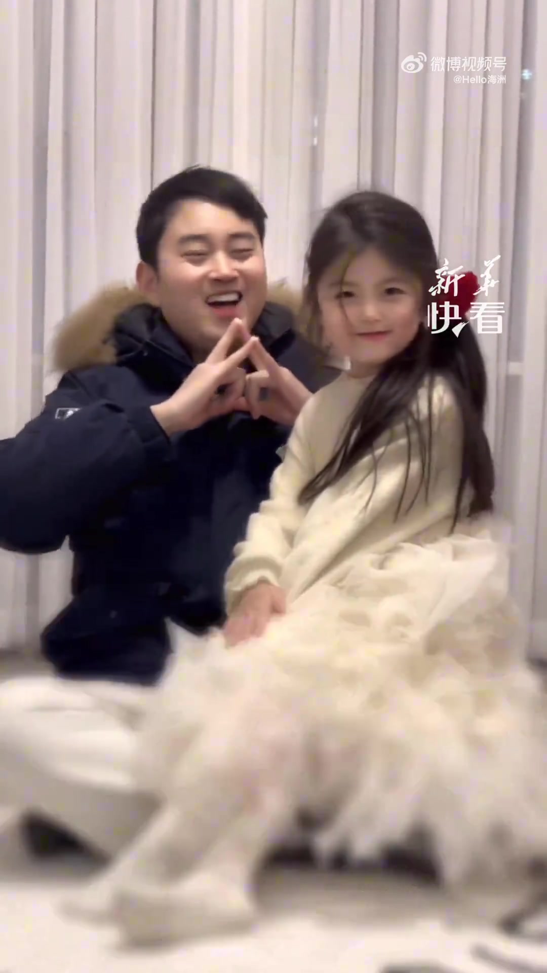 父女俩合拍视频，女儿坐下的一刻老爸笑得合不拢嘴