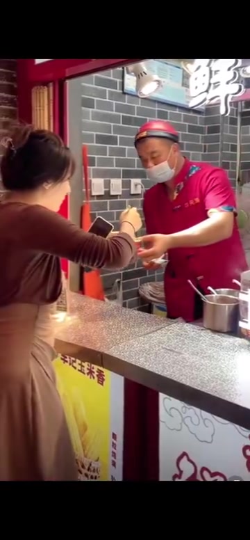 笑喷！你带女朋友逛小吃街是不是也这样