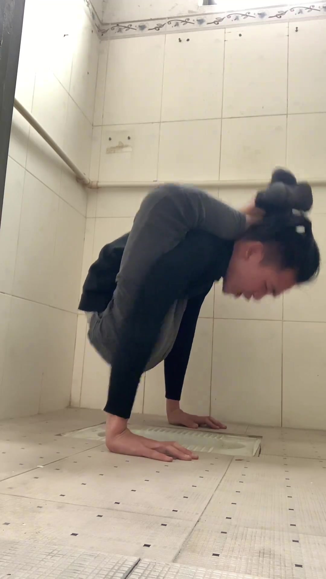 兄弟蹲个坑而已不至于吧