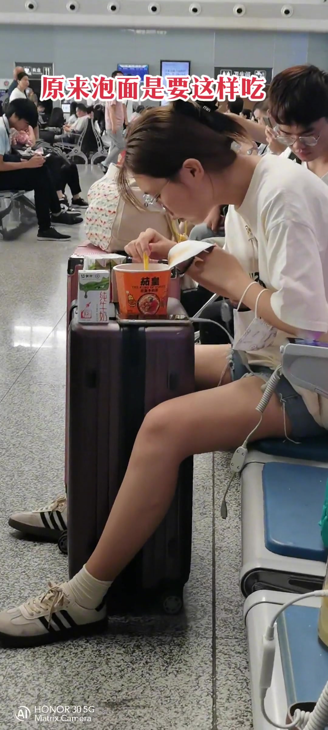 涨知识了！这样吃泡面才不会把油溅到身上