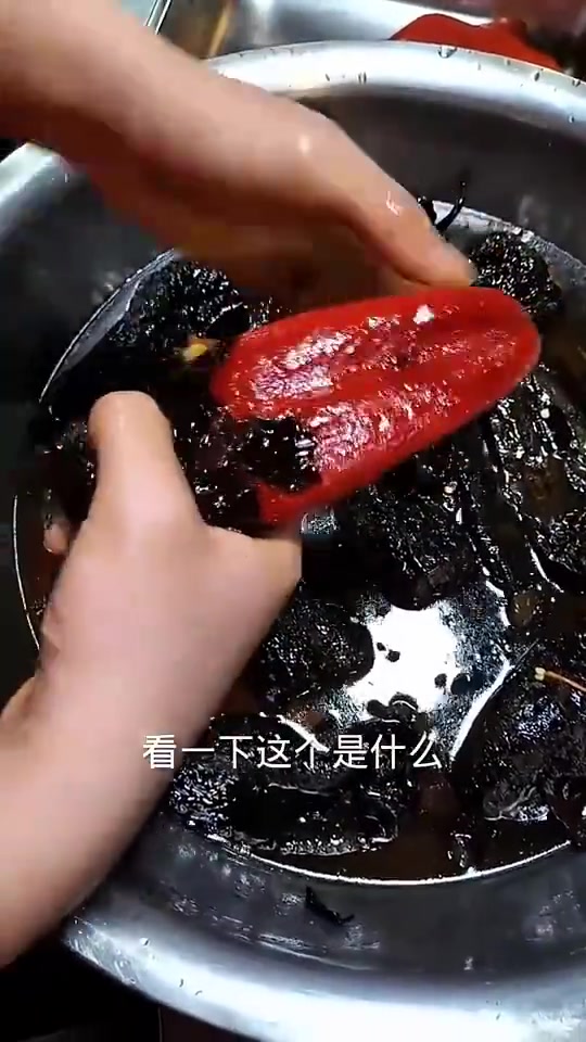 他烧的辣椒怎么糊的这么均匀