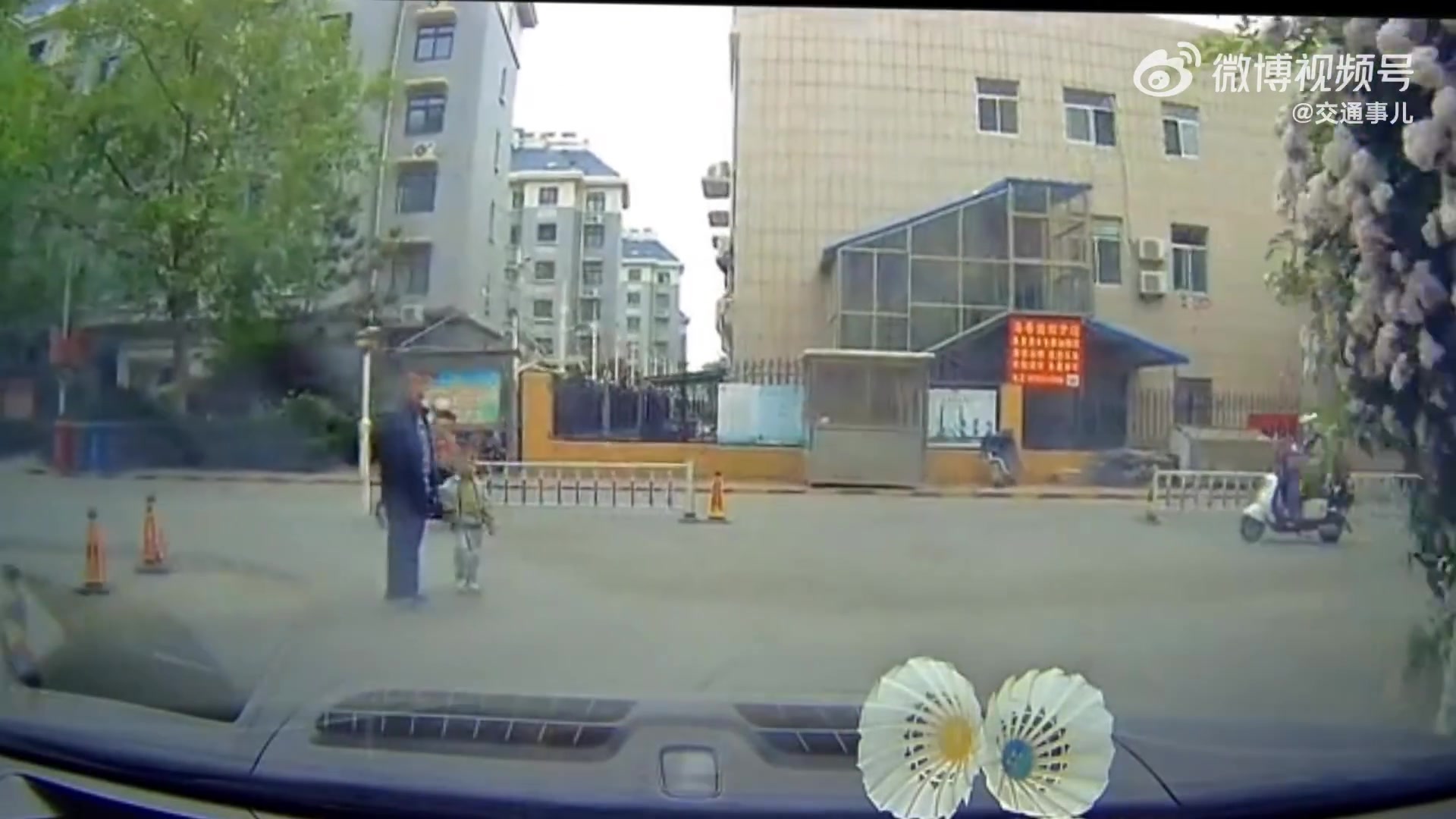 匪夷所思的操作，司机这是看哪呢！