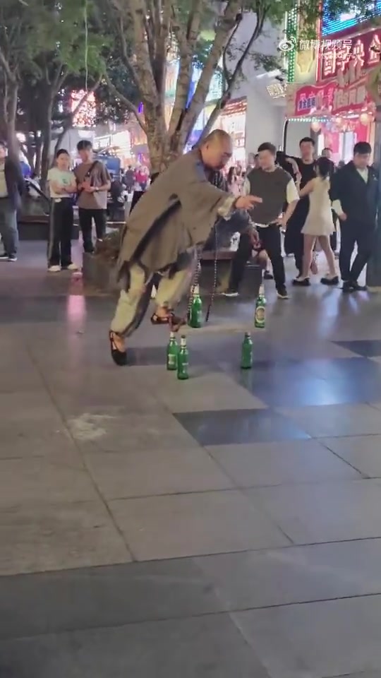 我开始以为他悬空踩着了
