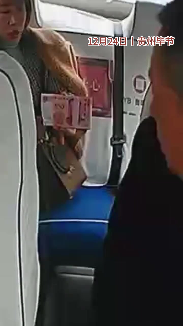 万元现金遗落出租车上，女乘客发现后，出租车司机及时将钱归还！