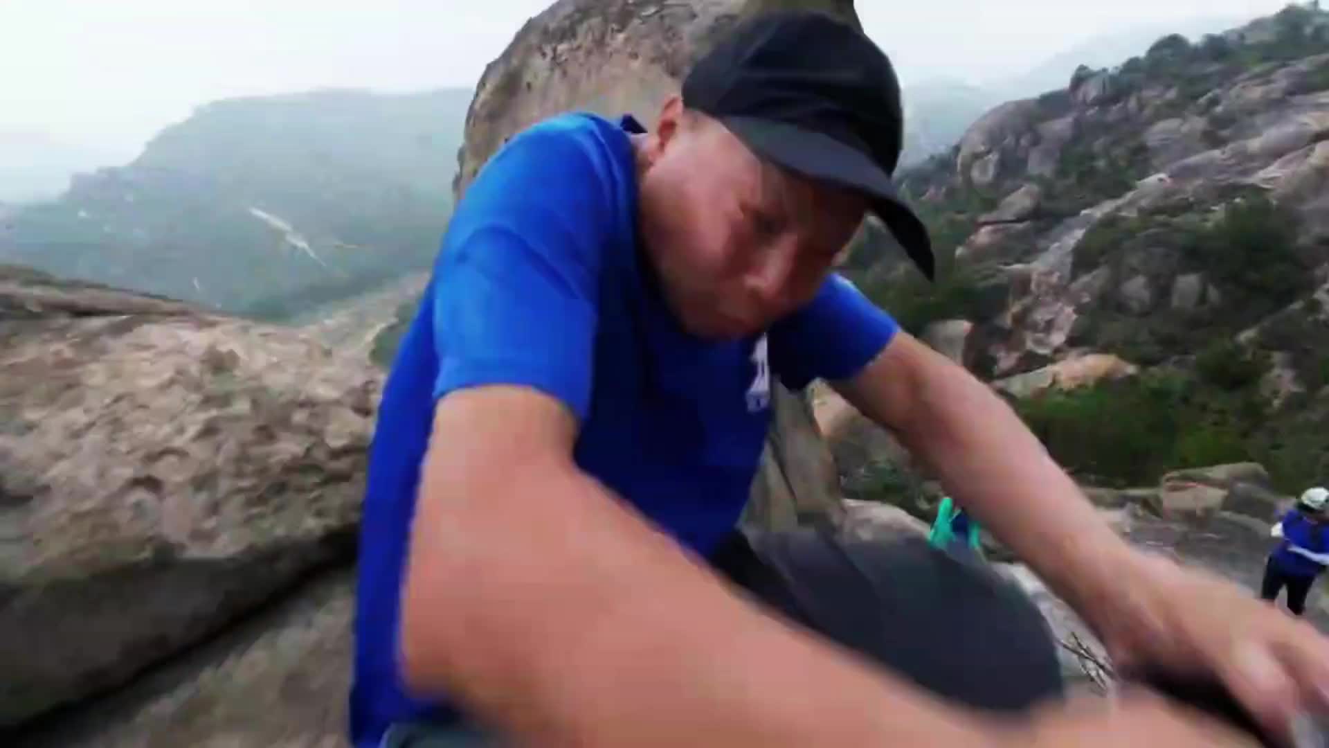 关键时候一个低头躲过，最终石头扛下了所有！
