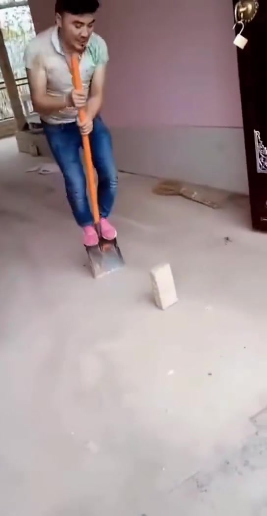 本来想跳过砖，结果来了个马失前蹄！！！