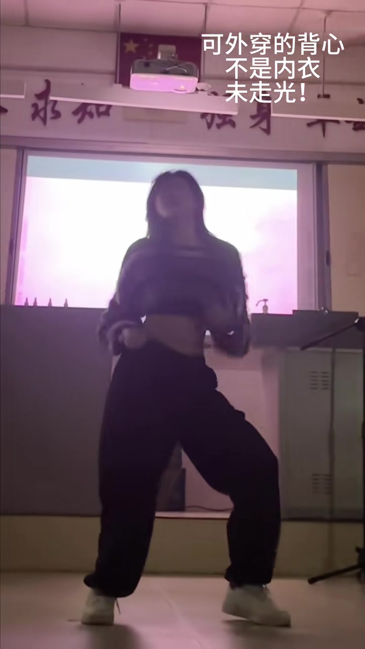 美女到高中弟弟班里表演节目明天弟弟突然多了40个姐夫