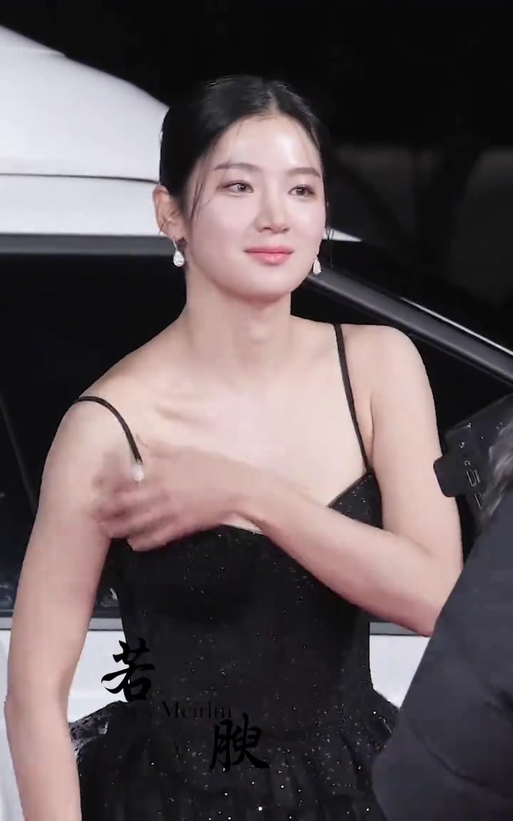 这个美女是谁，好精致！不赖不赖