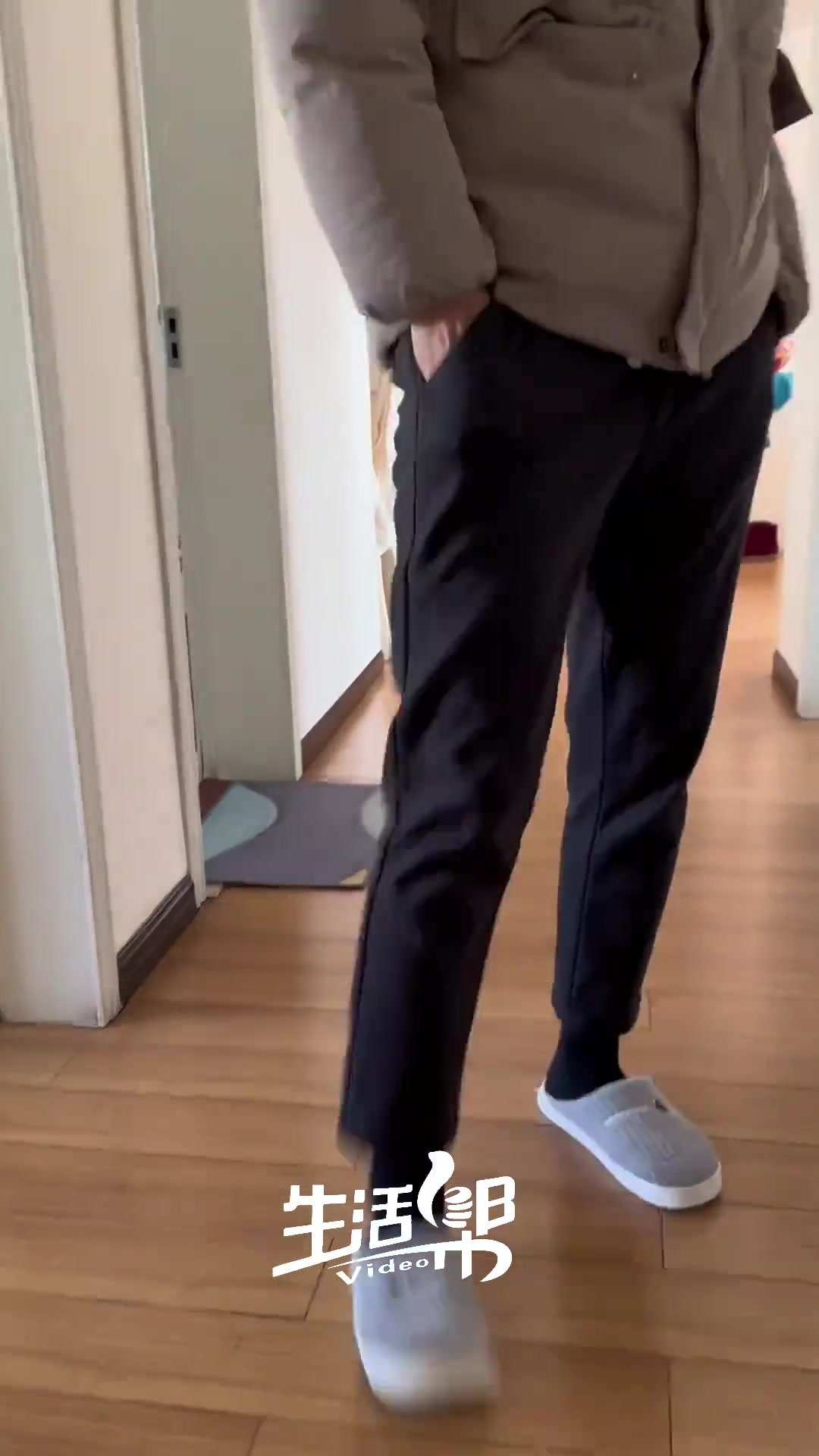 女儿满怀期待奔向爸爸爸爸突然来了个“跳山羊”