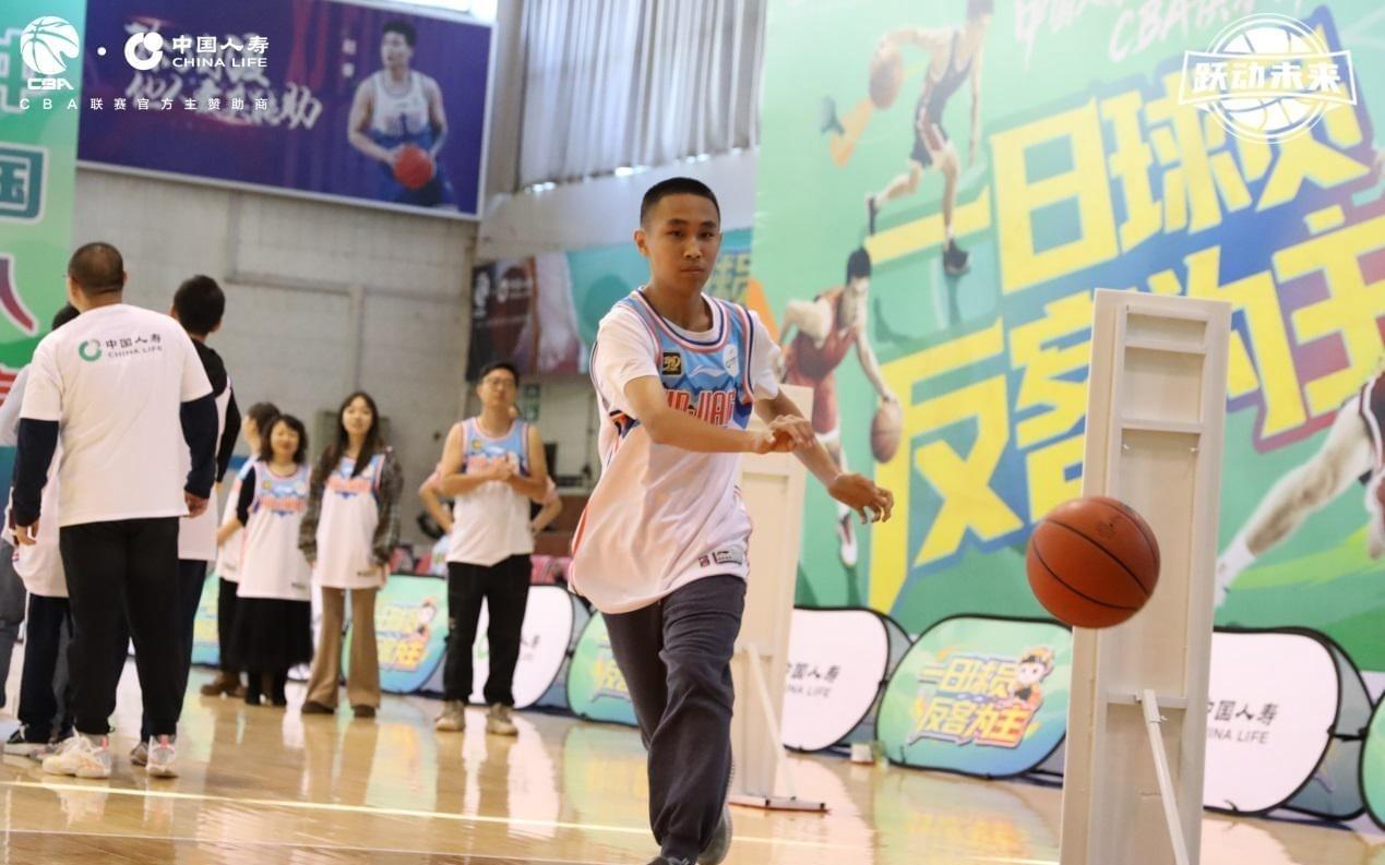 中国人寿新疆分公司举办“一日球员