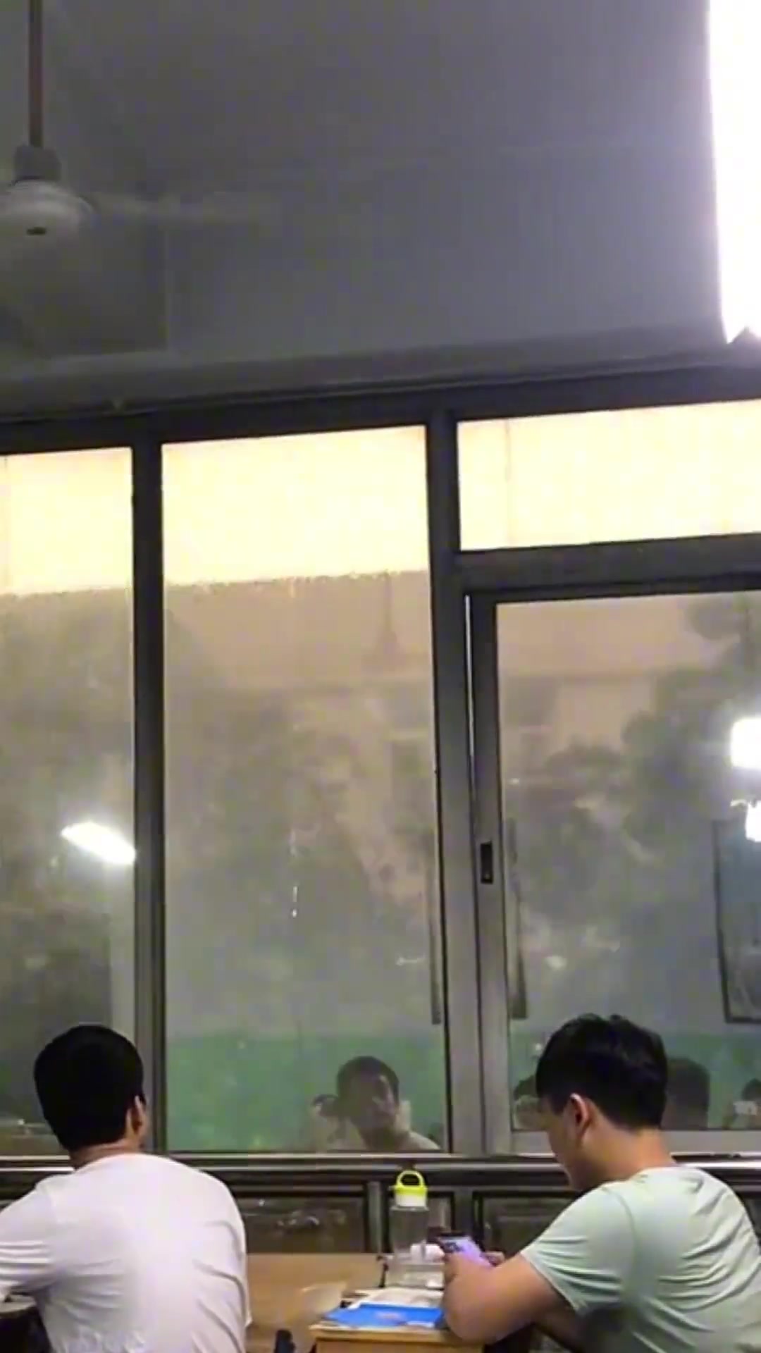 教室上课外暴雨，氛围感拉满