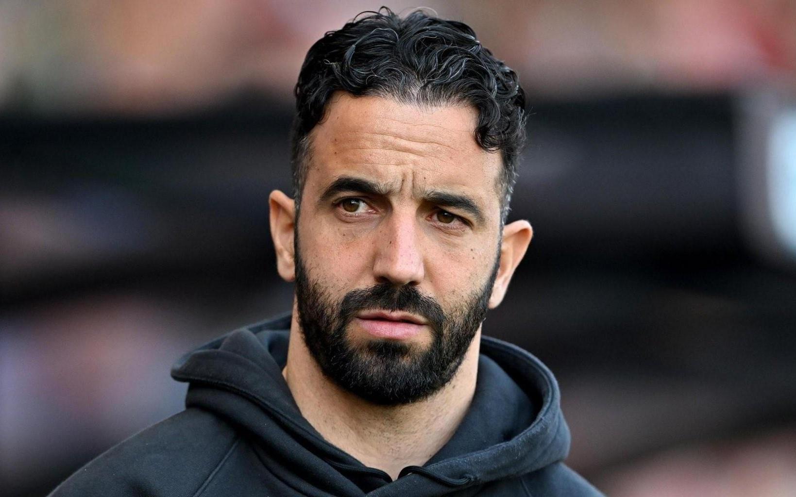 曼市德比惨败！名宿质疑为何不让梅努首发，球迷要求清洗两人