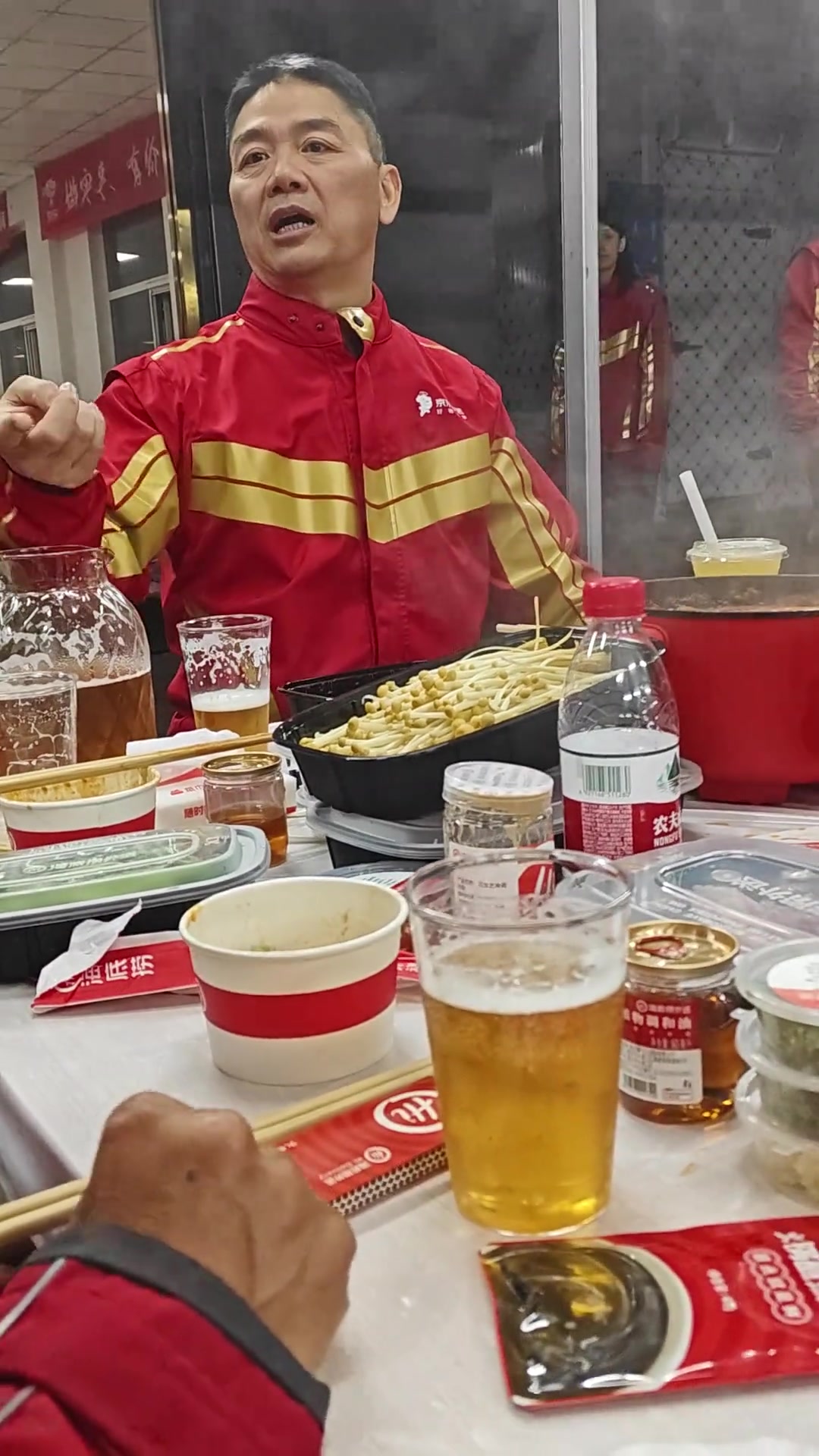 刘强东送完外卖请骑手一起吃火锅喝啤酒，太接地气了东哥！