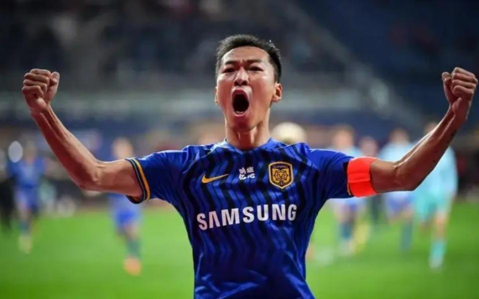 吴曦双响炮!6年第一次,绝妙挑射+单刀破门,再入1球将创纪录