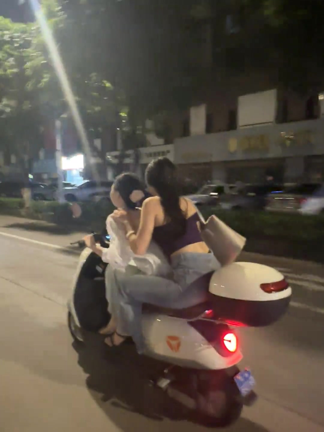 广西的表妹太疯狂了...这样子飙车