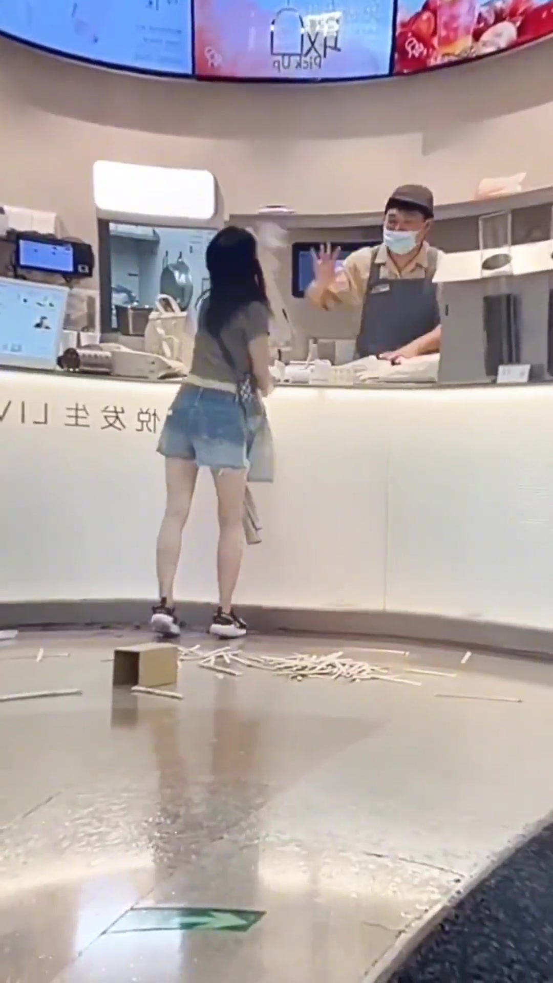 她们两个再这样打下去，其他人都没得喝了...