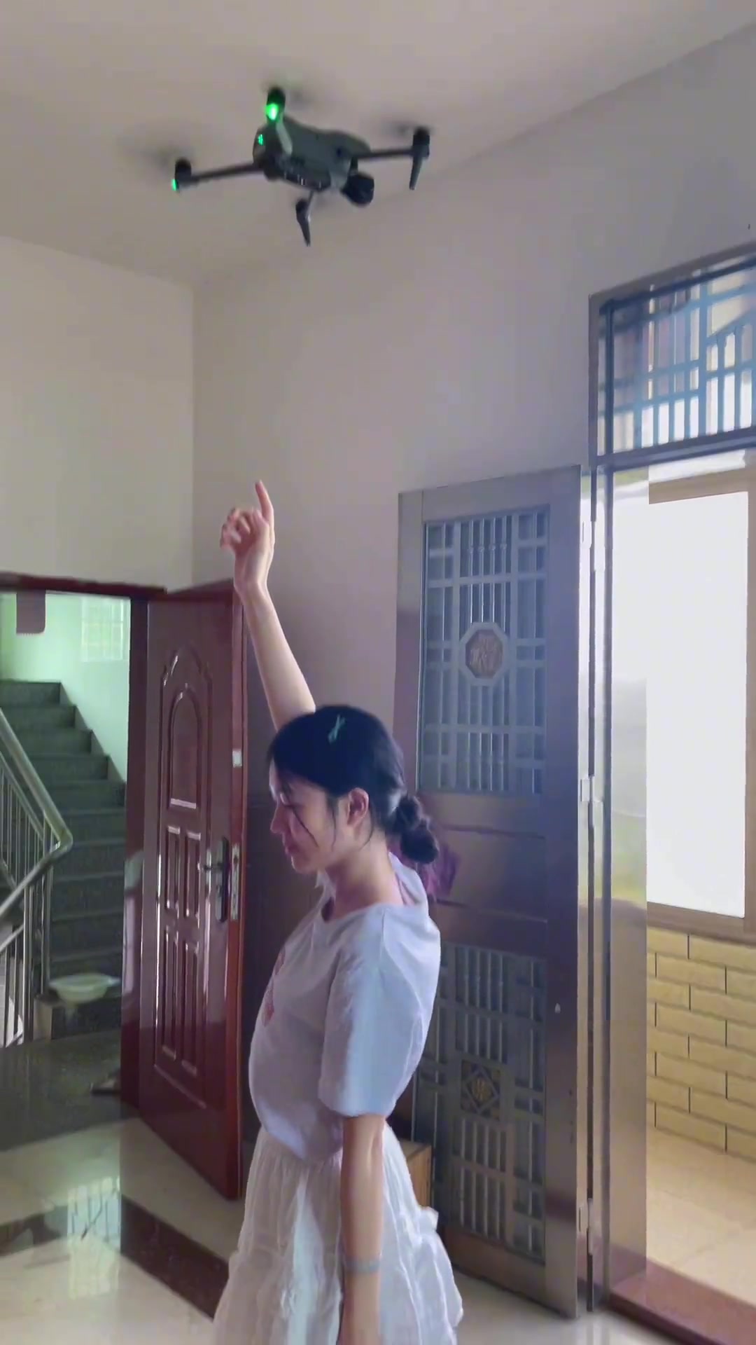 小姐姐没钱开空调，只能将就用无人机当风扇用了