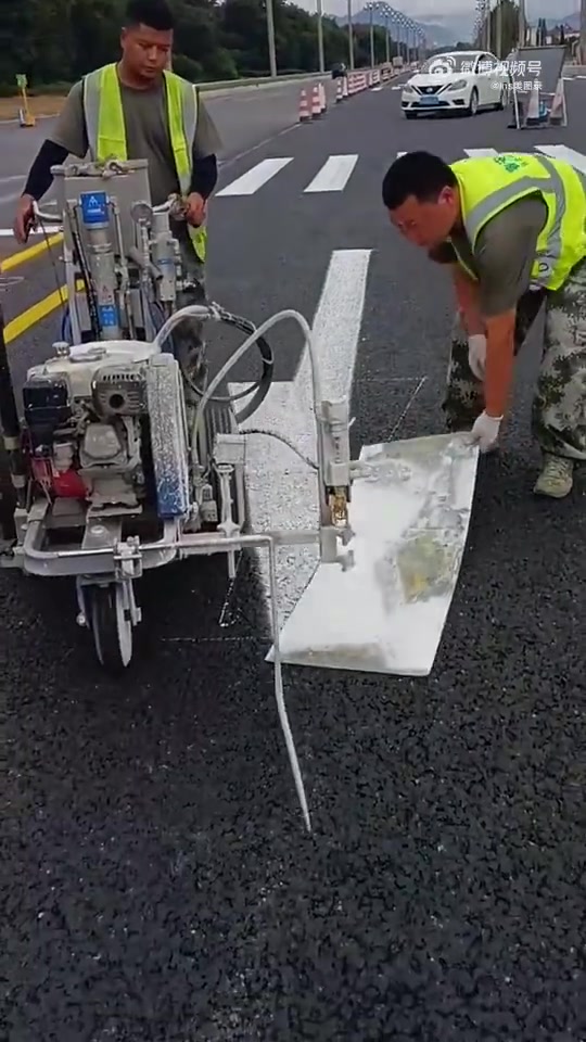 原来公路上的标线是这样喷漆的！！