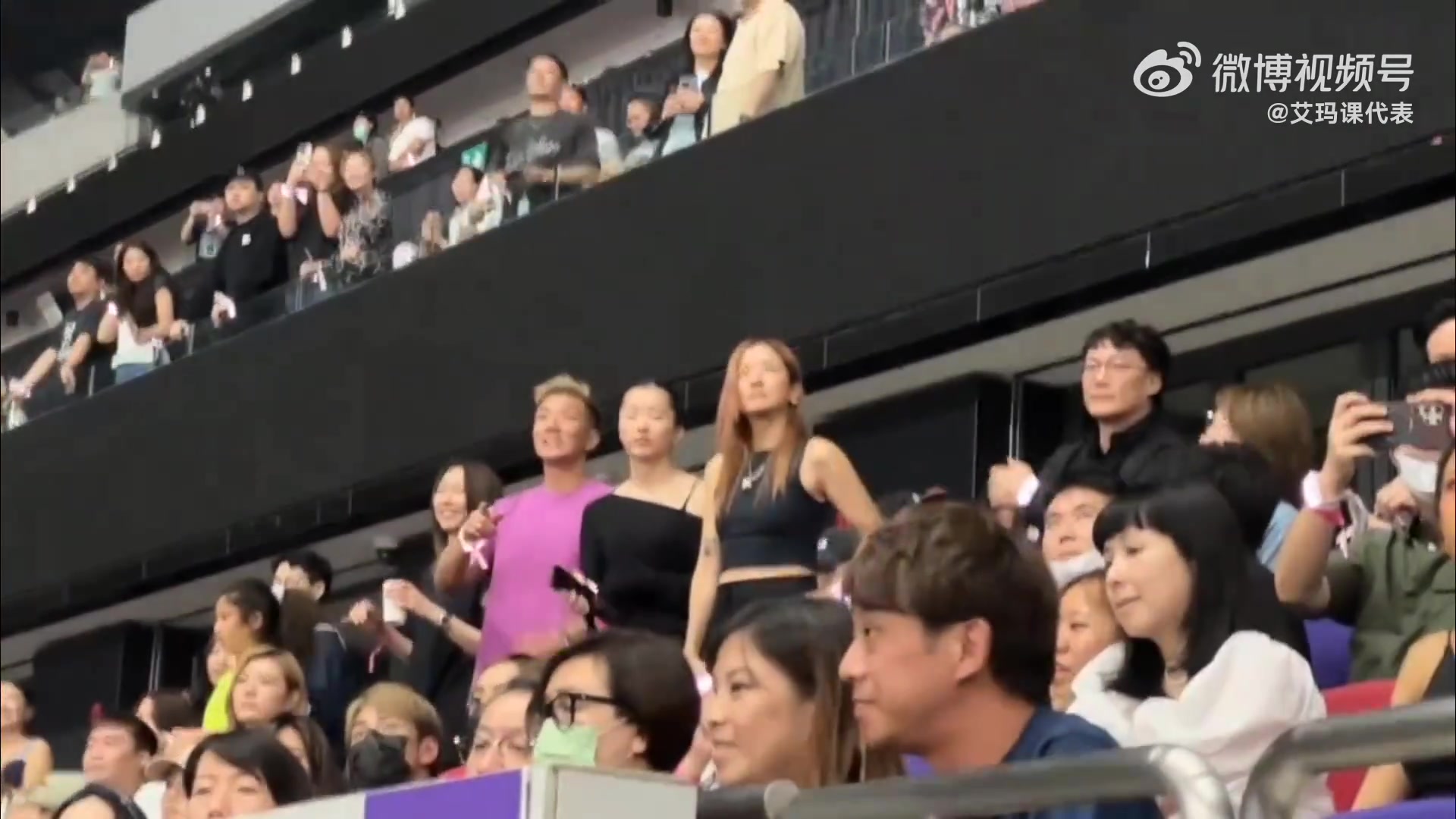 陈奕迅带妻女现身日本，20岁女儿身材高挑，气质出众