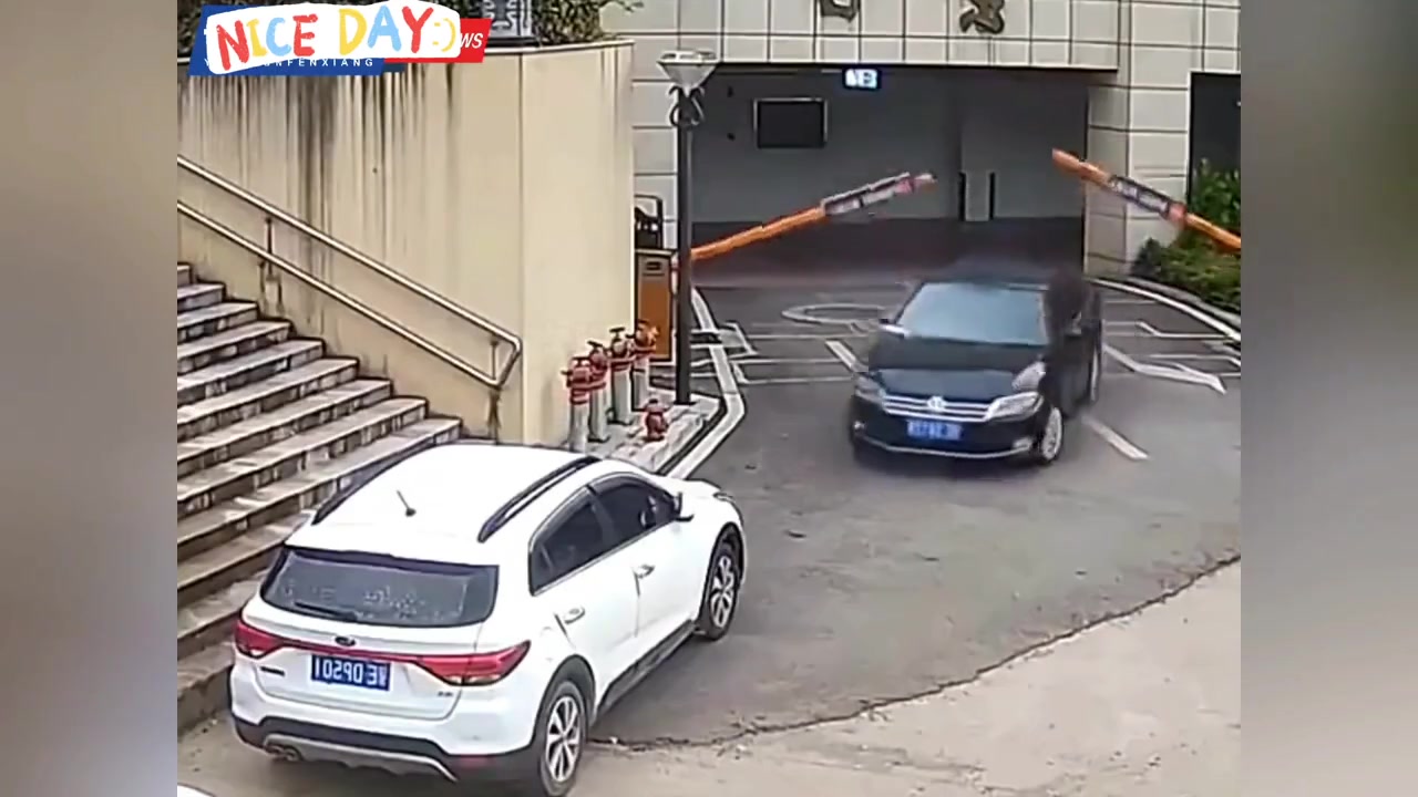 她下了车后，会不会说：这白车怎么停这里