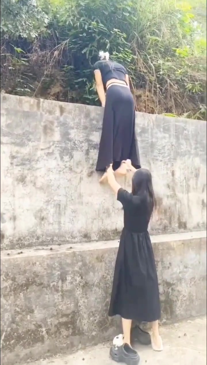 人家摘杨梅翻山，她们摘杨梅是翻墙！！