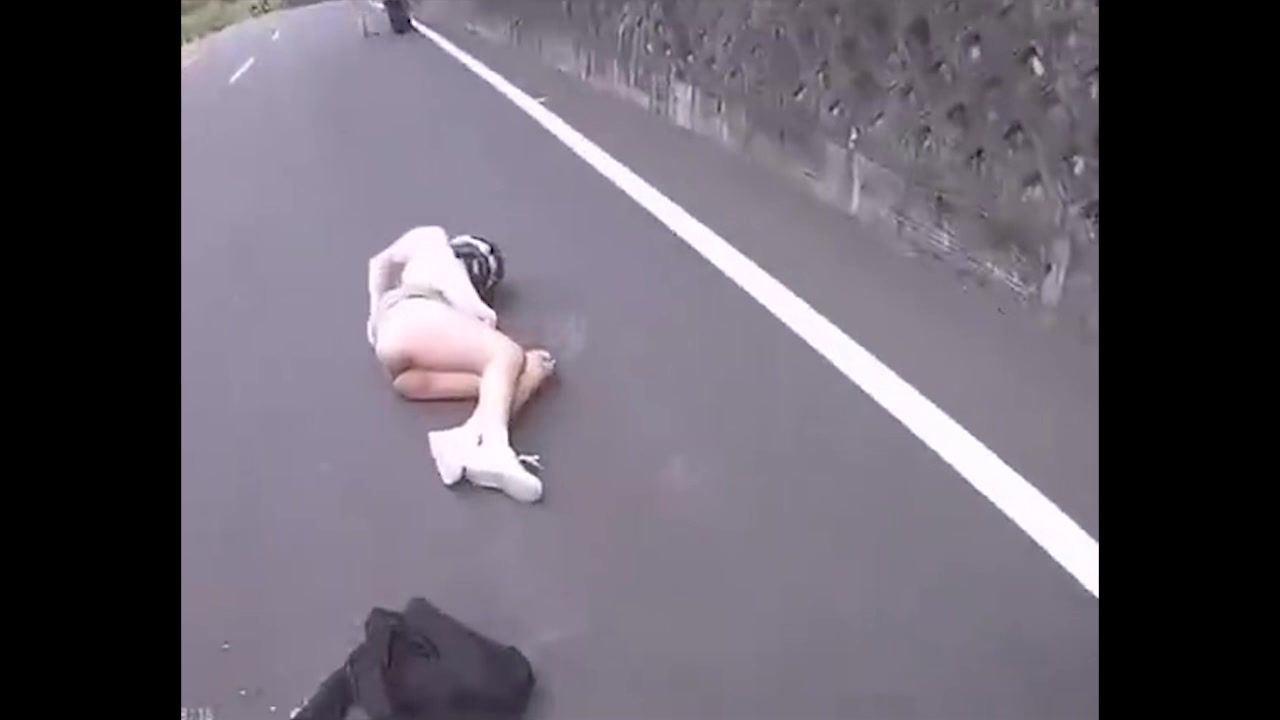 女子穿短裤飙车摔倒，躺在地上喊：我的内裤！！