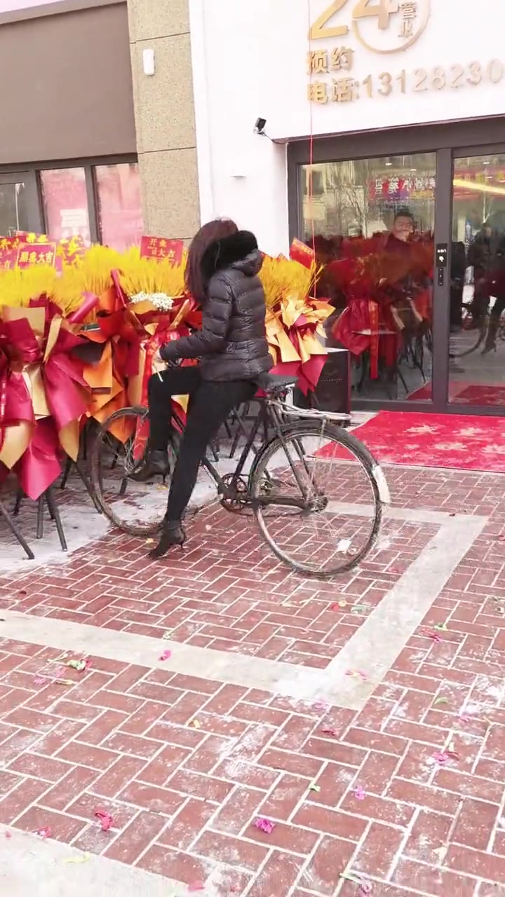送来贺礼靓女一名，自行车一辆，请上账！！