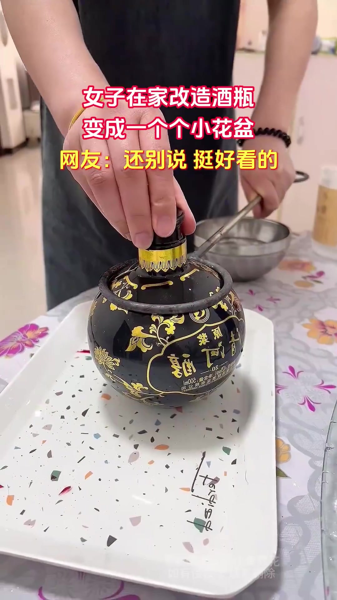 女子在家改造酒瓶，变成一个个小花盆，网友：还别说挺好看的