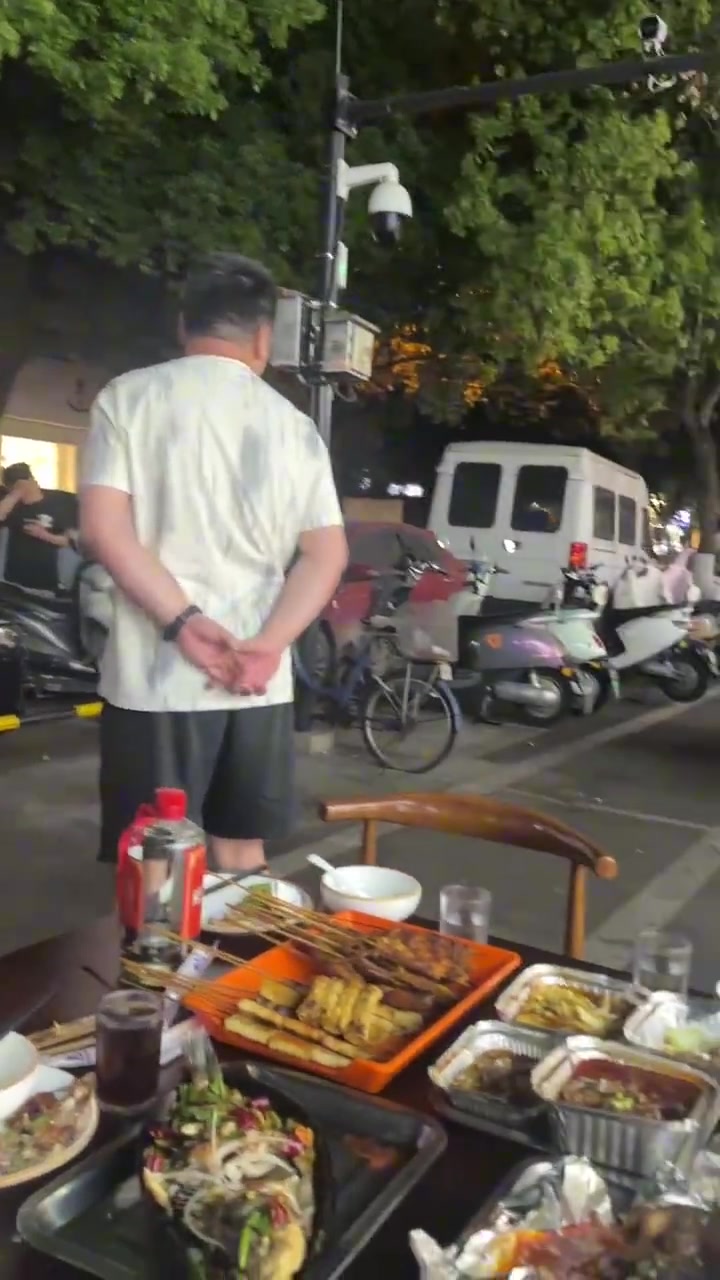 小伙剐蹭到路边的车辆，找不到车主急哭！