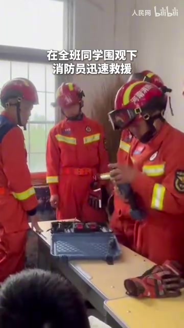 男孩头卡防盗网被全班围观救援提醒课间玩耍要注意安全！